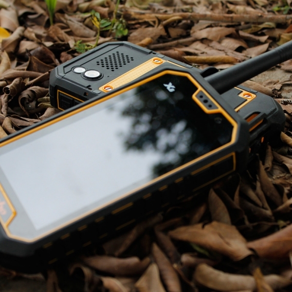 RUNBO X6 - 4G (LTE) - čtyřjádro, 2 GB / 32 GB, s vysílačkou - odolný mobilní telefon - mobil - IP67 - vodotěsný / voděodolný / nárazuvzodrný / odolný pádu / prachotěsný